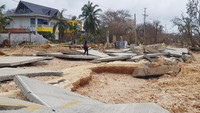 Sebuah jalan di tepi pantai hancur diterjang Badai Iota di San Andres, Kolombia, Selasa (17/11) waktu setempat.
