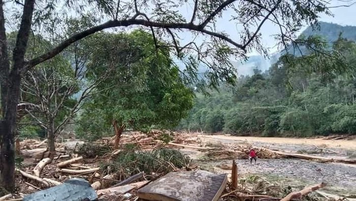 Banjir bandang terjadi di kawasan wisata Landak River, Langkat, Sumatera Utara. Tak ada korban jiwa akibat peristiwa tersebut.