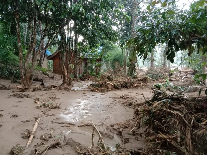 Banjir bandang terjadi di kawasan wisata Landak River, Langkat, Sumatera Utara. Tak ada korban jiwa akibat peristiwa tersebut.