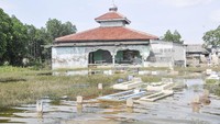 Area pemakaman terendam banjir rob di samping masjid Jami Al-Barkah, kampung Sembilangan, Tarumajaya, Kabupaten Bekasi, Jawa Barat, Rabu (18/11/2020).