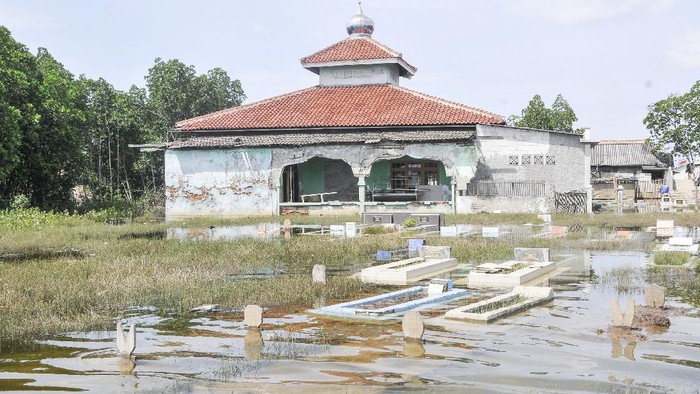Banjir rob merendam kawasan Tarumajaya, Kabupaten Bekasi. Salah satu kawasan yang terendam banjir adalah area pemakaman.