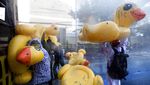Bebek Karet Jadi Tameng Pendemo di Thailand