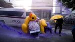 Bebek Karet Jadi Tameng Pendemo di Thailand