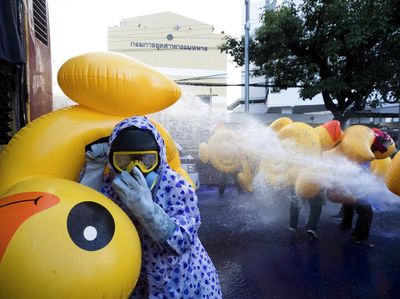 Bebek Karet Jadi Tameng Pendemo di Thailand