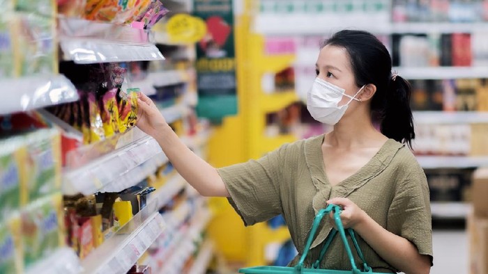Belanja di supermarket Asian women and surgical mask shopping some food in supermarket, covid-19 crisis