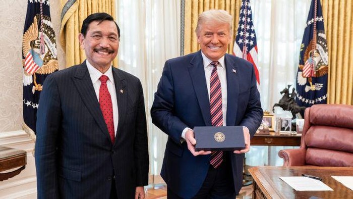 Bertemu Trump, Luhut Sampaikan Terima Kasih Menteri Koordinator Bidang Kemaritiman dan Investasi Luhut Binsar Pandjaitan menyampaikan ucapan terima kasih kepada Presiden AS Donald Trump saat berkunjung ke Gedung Putih, pada Selasa (17/11/2020). Luhut mengaku menjadi utusan Presiden Joko Widodo untuk memberikan apresiasi atas dukungan Trump terhadap kerja sama RI dan AS selama ini.