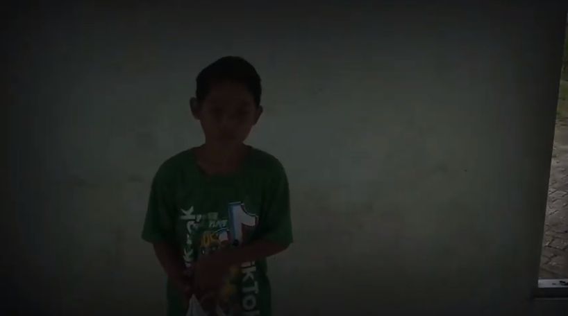Anti Mainstream! Aksi Bocah Mukbang di Rumah Kosong Angker