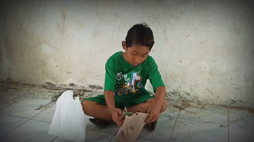 Anti Mainstream! Aksi Bocah Mukbang di Rumah Kosong Angker