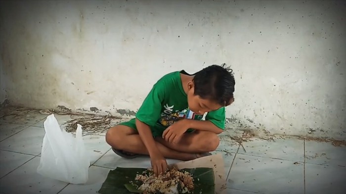 Anti Mainstream! Aksi Bocah Mukbang di Rumah Kosong Angker