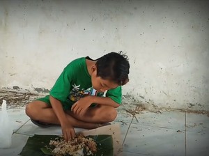 Anti Mainstream! Aksi Bocah Mukbang di Rumah Kosong Angker