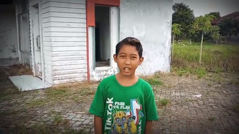 Anti Mainstream! Aksi Bocah Mukbang di Rumah Kosong Angker