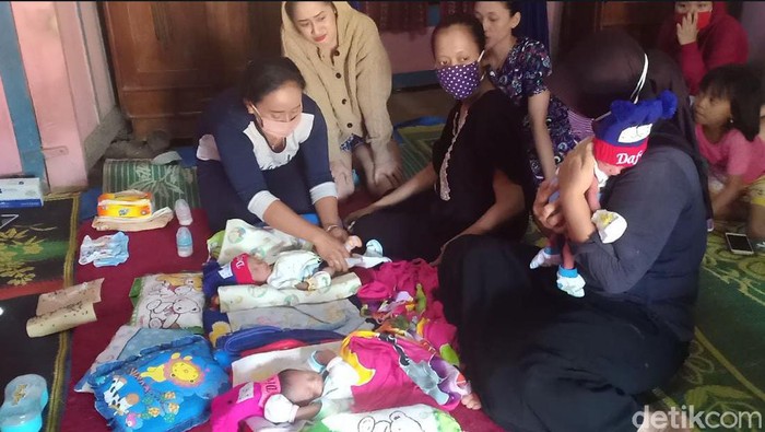 Beredar cerita wanita di Nganjuk melahirkan 3 bayi kembar hingga berutang Rp 43 juta. Kini, wanita itu membantah kabar dirinya memiliki utang.