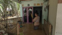Sejumlah warga yang terdampak banjir pun dievakuasi ke lokasi pengungsian. Namun, sejumlah pengungsi memilih untuk kembali ke rumah meski banjir merendam area tempat tinggal mereka.