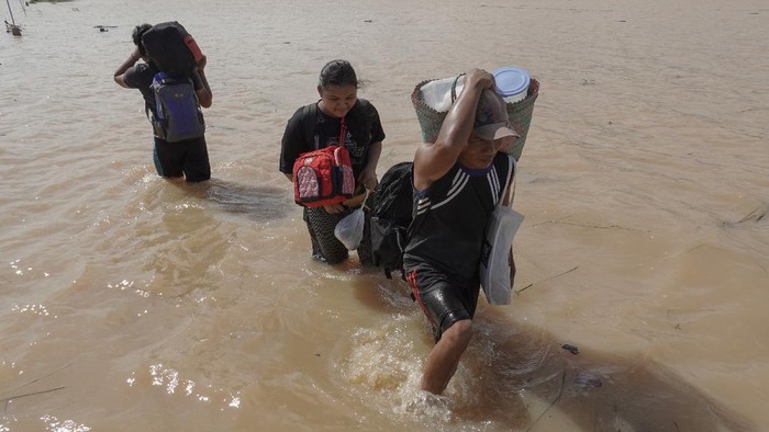 Demi Selamatkan Harta Benda, Pengungsi Banjir Banyumas Pulang ke Rumah Sejumlah pengungsi banjir Banyumas tinggalkan pengungsian untuk kembali ke rumah. Hal itu dilakukan untuk selamatkan harta benda mereka yang tertinggal di rumah
