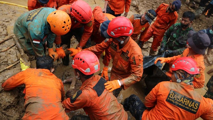 Evakuasi korban terakhir sekeluarga tertimbun longsor di Banyumas. Proses evakuasi dilakukan Rabu (18/11/2020).