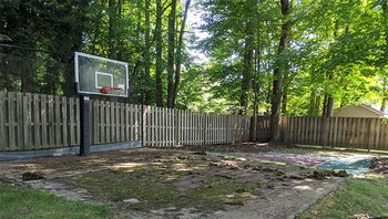 Lapangan basketnya jadi sangat bersih! Foto: tehalex_ via Bored Panda