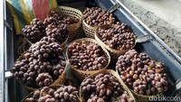 Dalam satu kali kirim, sebanyak 1,5 ton buah salah dikemas dalam peti kayu untuk dibawa menuju Surabaya.