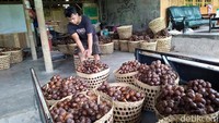 Terkait harga beli, salak-salak tersebut dibeli dari para petani dengan harga sekitar Rp 2.200 hingga Rp 2.500.