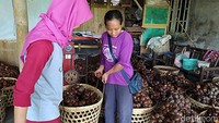 Namun, selama masa pandemi COVID-19 ini, para petani salak tersebut mengatakan mereka mengalami kesulitan.