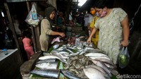 Kios yang hangus terbakar itu membuat sejumlah pedagang belum dapat kembali berjualan di pasar tersebut pascakebakaran. Meski begitu, beberapa pedagang lain tampak beraktivitas normal di pasar itu.