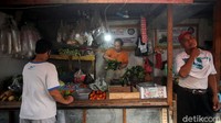 Salah satu pedagang sayuran dan kebutuhan pokok membuka lapaknya di Pasar Pos Duri, Jakarta.