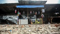 Sejumlah pedagang yang terdampak kebakaran pada bulan Agustus lalu pun beberapa mulai kembali berjualan di Pasar Pos Duri.