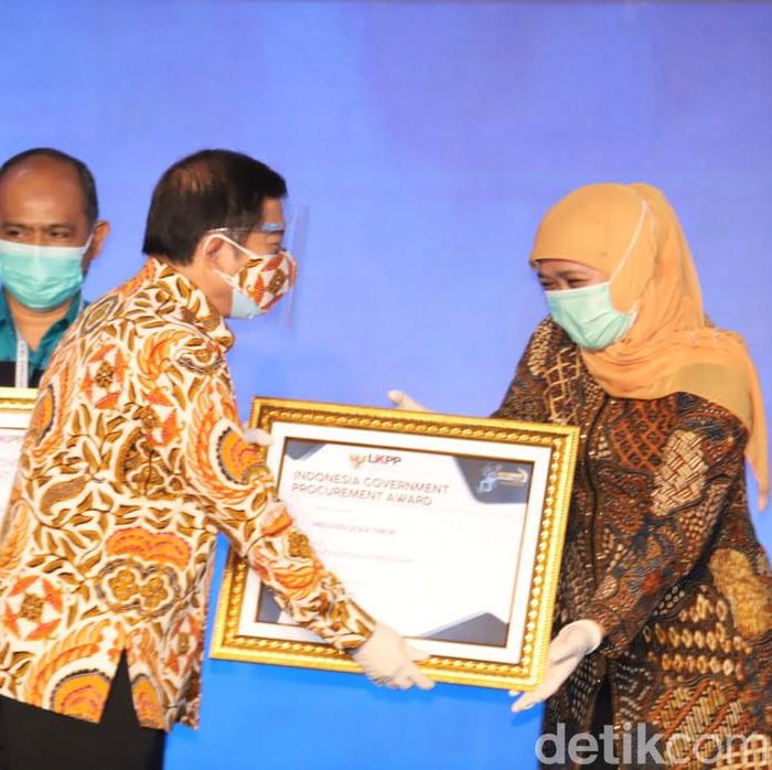 gubernur khofifah raih penghargaan