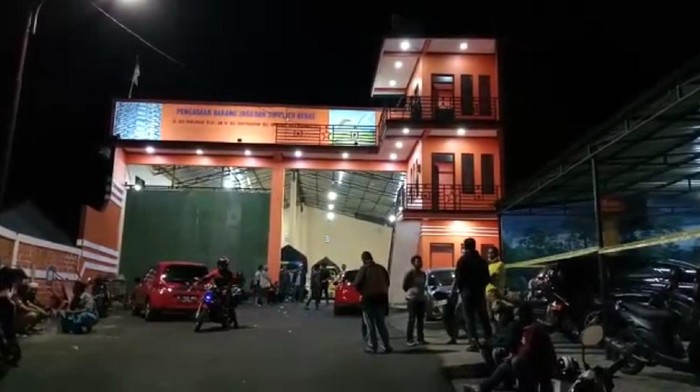 Gudang beras di Tasikmalaya, Jawa Barat, diserang sekelompok orang. Akibatnya, dua korban mengalami luka-luka.