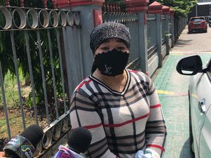 Vanessa Angel Serahkan Diri, Ibu Mertua Nangis di Depan Rutan