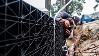 Para pekerja tengah merakit modular tank.