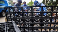 Para pekerja dari Dinas Sumber Daya Air (SDA) Pemprov DKI Jakarta menyelesaikan proyek sumur resapan di Blok L Green Garden.
