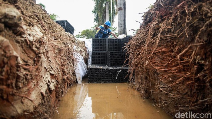 Pemprov DKI Jakarta tengah membuat sumur resapan di Blok L Green Garden, Kedoya Utara, Jakarta Barat. Sumur ini untuk mengatasi banjir di kawasan tersebut.