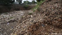 Kali ini terlihat menjijikkan karena dipenuhi sampah rumah tangga. 
