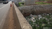 Tumpukan sampah tepatnya berada di ujung di Perum Jatimulya Regency dekat Tol Jakarta-Cikampek KM 19.