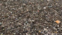 Sampah beragam jenis ini dibiarkan begitu saja.