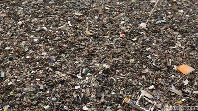 Jorok! Kali Jambe Bekasi Dipenuhi Sampah