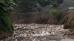 Jorok! Kali Jambe Bekasi Dipenuhi Sampah