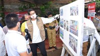 Mereka biasanya mulai membersihkan sampah sisa daun yang berserakan dan mengangkutnya ke dalam mesin pengolahan pupuk. Sisa sampah daun itu dijadikannya pupuk kompos. Foto: dok. Relawan Indonesia Bersatu