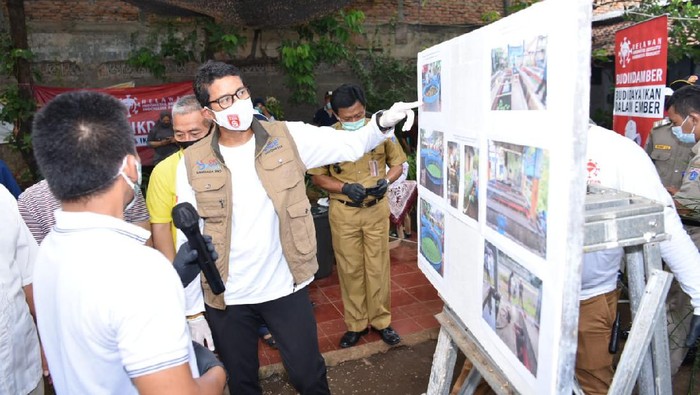 Kala Warga di Bantaran Sungai Sunter Peduli Lingkungan Warga Jatinegara Kaum, Pulogadung, Jakarta Timur ini sudah membiasakan diri sejak dini peduli pada lingkungannya. Ini buktinya.