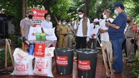 Kelompok Tani Hutan Rumah Kaum Jayakarta ini tak hanya berjibaku dengan sampah daun. Ia juga mulai mengumpulkan sampah botol plastik yang diterima dari warga. Foto: dok. Relawan Indonesia Bersatu