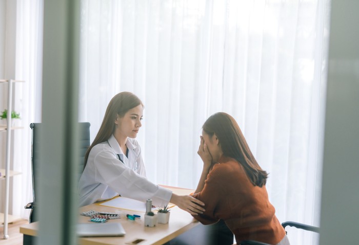 kanker serviks Doctor comforting his depressed patient