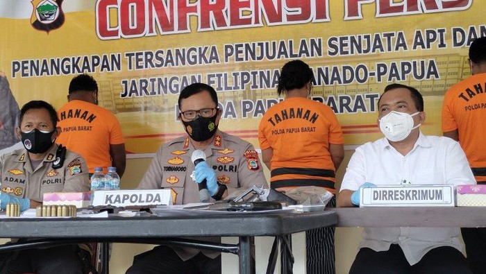 Kapolda Papua Barat Irjen Tornagogo Sihombing mengungkap kasus upaya penjualan senpi dari Filipina (Antara/Toyiban)