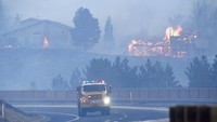Pemadaman ini terpaksa menutup jalan raya di sejumlah wilayah California.