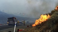 Sementara itu otoritas setempat mengatakan beberapa kru pemadam kebakaran sedang berjuang memadamkan kebakaran yang terjadi di sepanjang California hingga Nevada.  