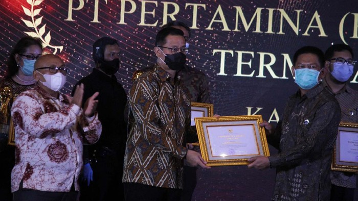 Kemensos Gelar Padmamitra Award 2020 Kementerian Sosial kembali gelar Padmamitra Award 2020. Penghargaan ini diberikan pada badan usaha yang melaksanakan kegiatan CSR bidang kesejahteraan sosial.