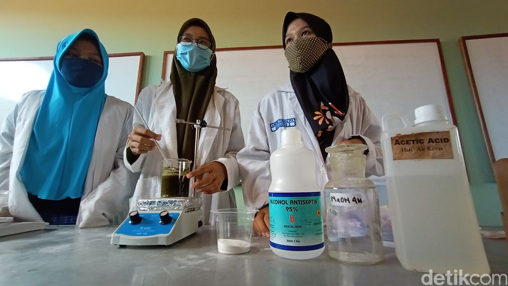 Keren! Siswa MAN 2 Kudus Ciptakan Pengganti Styrofoam Berbahan Serbuk Bambu