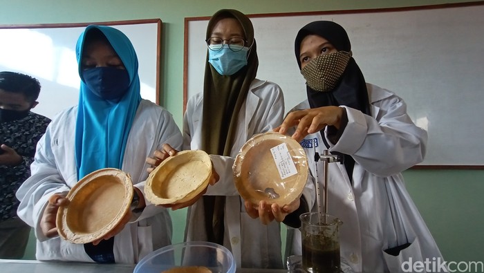 Keren! Siswa MAN 2 Kudus Ciptakan Pengganti Styrofoam Berbahan Serbuk Bambu