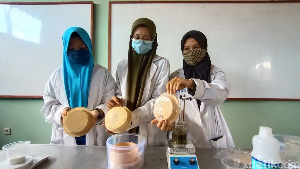 Keren! Siswa MAN 2 Kudus Ciptakan Pengganti Styrofoam Berbahan Serbuk Bambu