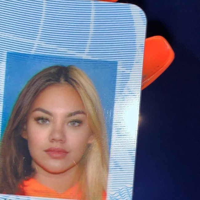 Shafa Harris juga tampil tak kalah menawan di foto KTP miliknya. Tak hanya mengenakan riasan wajah yang cukup tebal, Shafa juga mengenakan lensa kontak berwarna terang untuk mempercantik matanya. Penampilannya pun terlihat makin nyentrik dengan warna rambut berbeda di bagian kiri dan kanan. Foto: Instagram