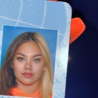 Shafa Harris juga tampil tak kalah menawan di foto KTP miliknya. Tak hanya mengenakan riasan wajah yang cukup tebal, Shafa juga mengenakan lensa kontak berwarna terang untuk mempercantik matanya. Penampilannya pun terlihat makin nyentrik dengan warna rambut berbeda di bagian kiri dan kanan. Foto: Instagram